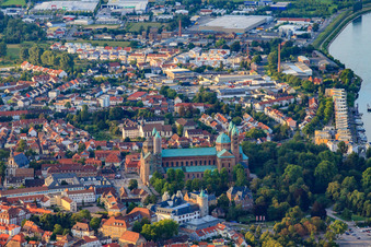 Vue aérienne de Place de la Cathédrale et Hafenstr à Speyer dans le département Rhénanie-Palatinat, Allemagne