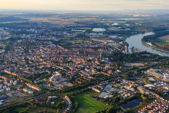Vue aérienne de Centre-ville au nord de la B39 depuis le sud à Speyer dans le département Rhénanie-Palatinat, Allemagne