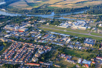 Vue aérienne de Zone industrielle Industriestraße à l'aéroport Speyer à Speyer dans le département Rhénanie-Palatinat, Allemagne