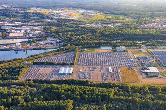 Vue aérienne de Daimler GLC et entrepôt automobile de MOSOLF Logistics & Services GmbH sur l'île de Grün à Germersheim dans le département Rhénanie-Palatinat, Allemagne