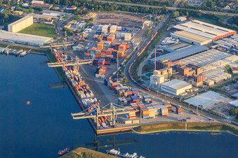 Vue aérienne de DP World Intermodal GmbH dans le port Germersheim à Germersheim dans le département Rhénanie-Palatinat, Allemagne
