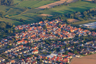 Vue aérienne de Vue de la ville depuis le nord-ouest à le quartier Sondernheim in Germersheim dans le département Rhénanie-Palatinat, Allemagne