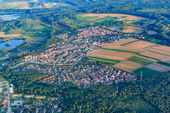Vue aérienne de Vue d'ensemble de la ville depuis le nord-ouest à le quartier Sondernheim in Germersheim dans le département Rhénanie-Palatinat, Allemagne