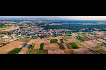 Vue aérienne de Panorama de la ville depuis le nord à Rülzheim dans le département Rhénanie-Palatinat, Allemagne