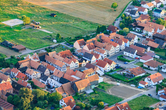 Rue principale à Herxheimweyher dans le département Rhénanie-Palatinat, Allemagne hors des airs