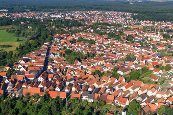 Rue de la gare à Jockgrim dans le département Rhénanie-Palatinat, Allemagne du point de vue du drone