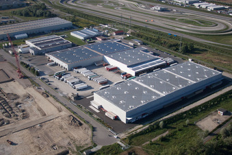 Zone industrielle d'Oberwald à Wörth am Rhein dans le département Rhénanie-Palatinat, Allemagne du point de vue du drone