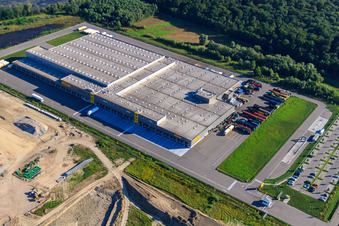 Vue aérienne de Centre logistique Netto dans la zone industrielle d'Oberwald à Wörth am Rhein dans le département Rhénanie-Palatinat, Allemagne