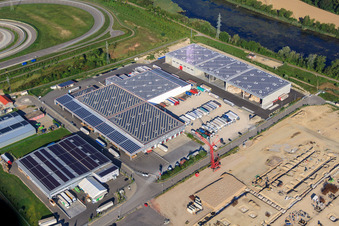 Vue aérienne de Halls et camions du groupe NUSS dans la zone industrielle d'Oberwald à Wörth am Rhein dans le département Rhénanie-Palatinat, Allemagne