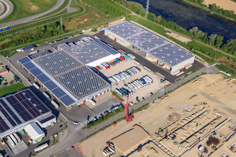 Vue oblique de Halls et camions du groupe NUSS dans la zone industrielle d'Oberwald à Wörth am Rhein dans le département Rhénanie-Palatinat, Allemagne