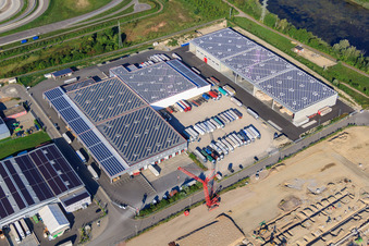 Halls et camions du groupe NUSS dans la zone industrielle d'Oberwald à Wörth am Rhein dans le département Rhénanie-Palatinat, Allemagne d'en haut