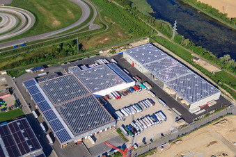 Halls et camions du groupe NUSS dans la zone industrielle d'Oberwald à Wörth am Rhein dans le département Rhénanie-Palatinat, Allemagne hors des airs