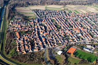 Vue aérienne de Vue des rues et des maisons dans les quartiers résidentiels à le quartier Liedolsheim in Dettenheim dans le département Bade-Wurtemberg, Allemagne