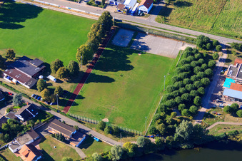 Vue aérienne de Terrain de football Leimersheim à Leimersheim dans le département Rhénanie-Palatinat, Allemagne