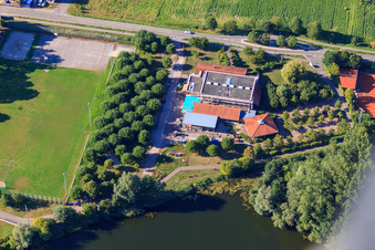 Vue aérienne de Salle Hugo Dörrler avec le restaurant Müller à Leimersheim dans le département Rhénanie-Palatinat, Allemagne