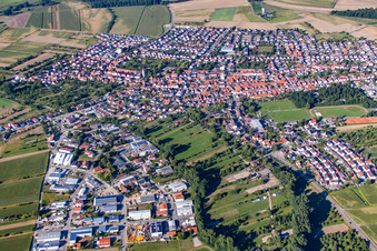 Vue aérienne de Vue des rues et des maisons dans les quartiers résidentiels à le quartier Liedolsheim in Dettenheim dans le département Bade-Wurtemberg, Allemagne