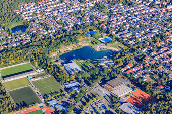 Vue aérienne de Waldstadion, Astoria Hall, sports et culture du SG Walldorf Astoria 1902 eV, stade FC Astoria et Aqwa Baths and Sauna Park Walldorf à Walldorf dans le département Bade-Wurtemberg, Allemagne