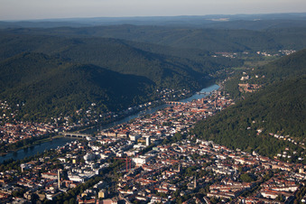 Vue aérienne de Vieille ville, vieux pont sur le Neckar à le quartier Weststadt in Heidelberg dans le département Bade-Wurtemberg, Allemagne