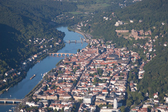 Vue aérienne de Zone riveraine du Neckar dans la vallée du Neckar - cours de la rivière à le quartier Voraltstadt in Heidelberg dans le département Bade-Wurtemberg, Allemagne