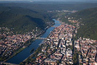 Vue aérienne de Neckar à le quartier Bergheim in Heidelberg dans le département Bade-Wurtemberg, Allemagne
