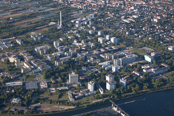 Vue aérienne de Bâtiments du campus et cliniques de l'Université Heidelberg à Neuenheimer Feld à le quartier Neuenheim in Heidelberg dans le département Bade-Wurtemberg, Allemagne
