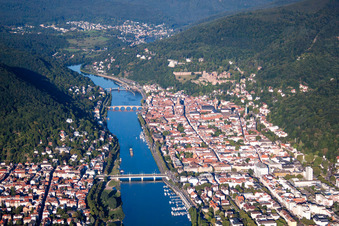 Vue aérienne de Vieille ville, vieux pont sur le Neckar à le quartier Voraltstadt in Heidelberg dans le département Bade-Wurtemberg, Allemagne