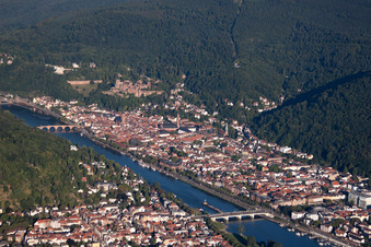 Vue aérienne de Vieux Pont, Vieille Ville sur le Neckar à le quartier Voraltstadt in Heidelberg dans le département Bade-Wurtemberg, Allemagne