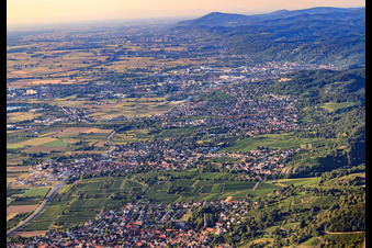 Vue aérienne de Lieux sur la Bergstrasse hessoise de Leutershausen à Weinheim à le quartier Großsachsen in Hirschberg an der Bergstraße dans le département Bade-Wurtemberg, Allemagne