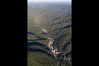 Vue aérienne de Paysage de vallée entouré de montagnes à Schriesheim dans le département Bade-Wurtemberg, Allemagne