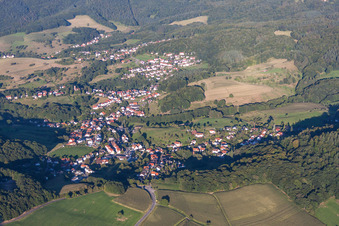 Vue aérienne de Vue sur le village à le quartier Oberflockenbach in Weinheim dans le département Bade-Wurtemberg, Allemagne