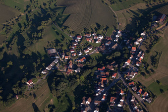 Vue aérienne de Vue sur le village à le quartier Rittenweier in Weinheim dans le département Bade-Wurtemberg, Allemagne