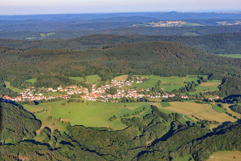 Vue aérienne de Vue de l'Odenwald depuis l'ouest à le quartier Unter-Abtsteinach in Abtsteinach dans le département Hesse, Allemagne