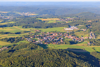 Vue aérienne de Vue de l'Odenwald depuis l'ouest à le quartier Ober-Abtsteinach in Abtsteinach dans le département Hesse, Allemagne
