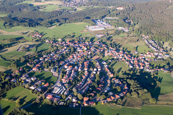 Vue aérienne de Vue sur le village à le quartier Ober-Abtsteinach in Abtsteinach dans le département Hesse, Allemagne