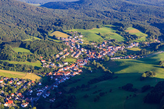 Vue aérienne de Vue de l'Odenwald depuis le nord à le quartier Unter-Abtsteinach in Abtsteinach dans le département Hesse, Allemagne