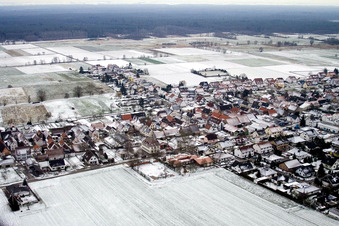 Vue aérienne de Lieu en hiver avec de la neige à Freckenfeld dans le département Rhénanie-Palatinat, Allemagne
