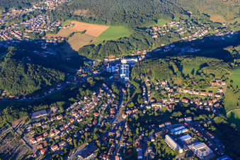 Vue aérienne de Vue de l'Odenwald depuis l'ouest à le quartier Spechtbach in Wald-Michelbach dans le département Hesse, Allemagne