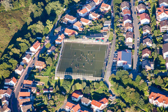 Vue aérienne de Entraînement sur le terrain de football en gazon synthétique de la salle de gymnastique et des festivals à Wald-Michelbach dans le département Hesse, Allemagne