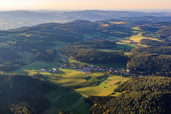 Vue aérienne de Vue de l'Odenwald depuis le sud à le quartier Kocherbach in Wald-Michelbach dans le département Hesse, Allemagne