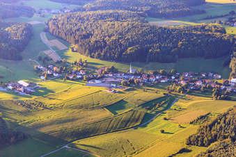 Vue aérienne de Vue de l'Odenwald depuis le sud à le quartier Kocherbach in Wald-Michelbach dans le département Hesse, Allemagne