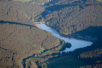 Vue aérienne de Réservoir de Marbach à le quartier Hetzbach in Oberzent dans le département Hesse, Allemagne