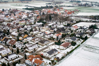 Vue aérienne de Lieu en hiver avec de la neige à Freckenfeld dans le département Rhénanie-Palatinat, Allemagne
