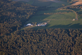 Vue aérienne de Le groupe live s'échauffe déjà devant le hangar à le quartier Vielbrunn in Michelstadt dans le département Hesse, Allemagne