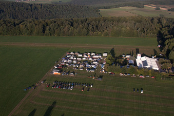 Vue aérienne de Grand marché aux puces à l'aérodrome de vol à voile pour la célébration du 1000e anniversaire à le quartier Vielbrunn in Michelstadt dans le département Hesse, Allemagne