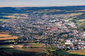 Vue aérienne de Vue des rues et des maisons dans les quartiers résidentiels à Michelstadt dans le département Hesse, Allemagne