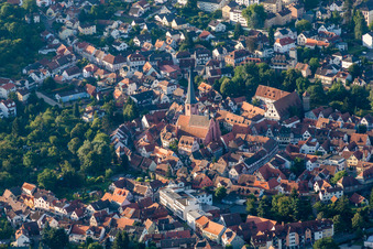 Vue aérienne de Bâtiment de l'église Einhardsbasilika dans le vieux centre-ville du centre-ville dans le quartier de Steinbach à Michelstadt dans le département Hesse, Allemagne