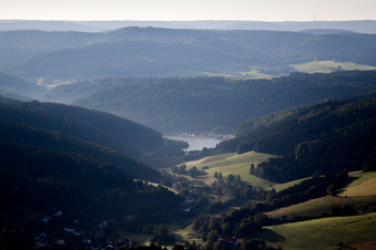 Vue aérienne de Le réservoir de Marbach le matin à le quartier Hüttenthal in Mossautal dans le département Hesse, Allemagne