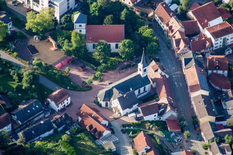 Vue aérienne de Église évangélique et de tius à Wald-Michelbach dans le département Hesse, Allemagne