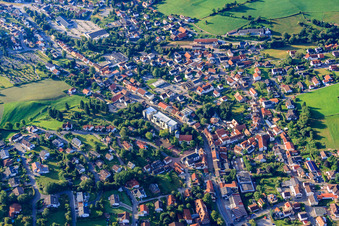 Vue aérienne de Vue de la ville de l'Odenwald depuis le nord-ouest à Wald-Michelbach dans le département Hesse, Allemagne