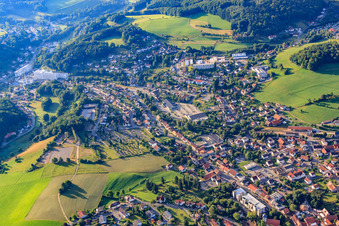 Vue aérienne de Vue de la ville de l'Odenwald depuis le nord-ouest à Wald-Michelbach dans le département Hesse, Allemagne